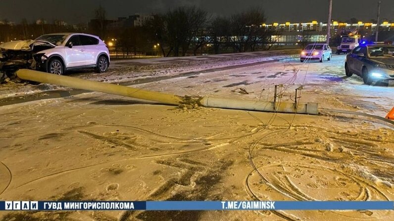 Автомобиль движущийся по дороге