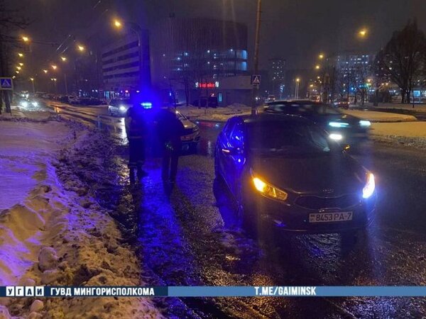 Штраф за переход в неположенном месте. Нарушение правил дорожного движения пешеходом. Переходит дорогу в неположенном месте. Нарушители правил дорожного движения. Пешеход в неположенном месте.