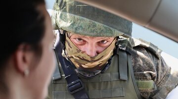 размещение транспортных средств на проезжей части дороги пдд. несоблюдение дистанции между автомобилями. параллельная парковка задним ходом между двумя автомобилями. опасное вождение. в течение всего рабочего дня.