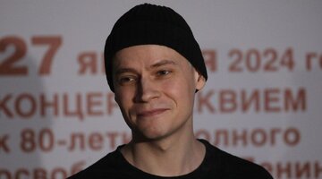 санкт-петербург в феврале. санкт петербург февраль 2022. рассвет в питере. дворцовый мост триколор. санкт петербург февраль 2022.