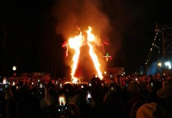 сжигание чучела масленицы. сожжение чучела на масленицу. сжигание чучела масленицы. масленица огнемет. празднование масленицы.