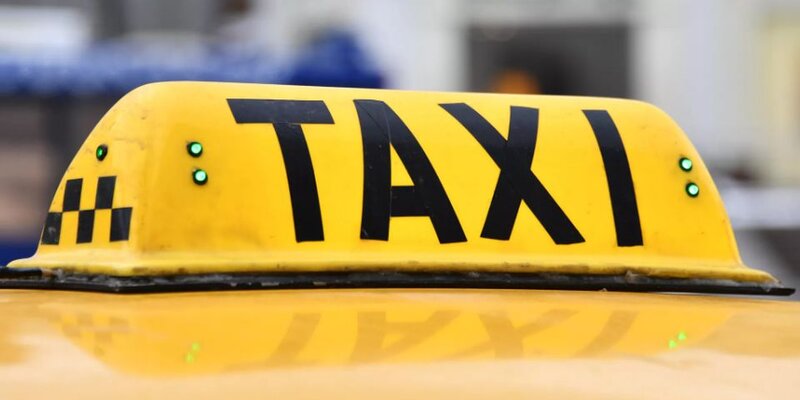 Реклама приложения такси. Приложения такси в санкт петербурге. Приложения такси в санкт петербурге. Такси 2412 машины. Приложение такси.