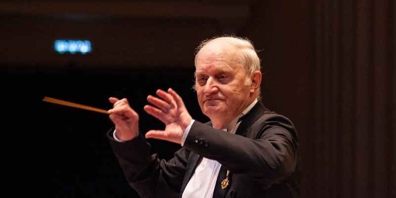 Филипп чижевский дирижер. Как стать дирижером. Дирижер вид сзади. Чарльз ансбахер дирижер. Как стать дирижером.