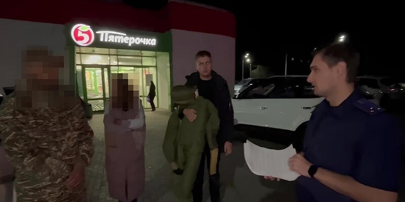 Пьяные вахтовики. Полиция арестовала пьяного. Пьянство в поезде. Приколы в поезде плацкарт. Пьяные вахтовики.