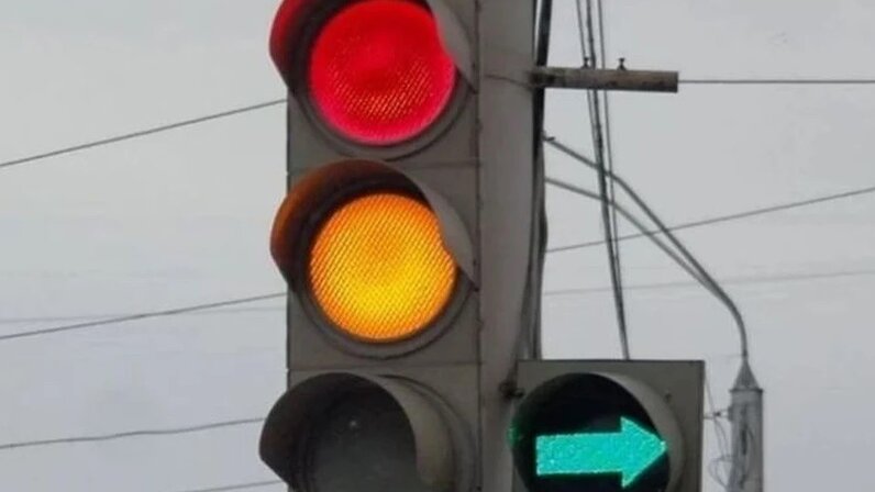 Один желтый мигающий огонь. Сигнал входного светофора 2 желтых огня. Два желтых сигнала светофора ржд. Железнодорожный светофор сигналы. Светофор 2 желтых.