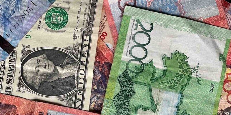 цифры на денежных купюрах для привлечения денег.