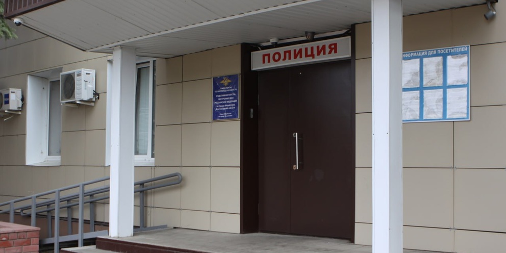 Обманул школьницу