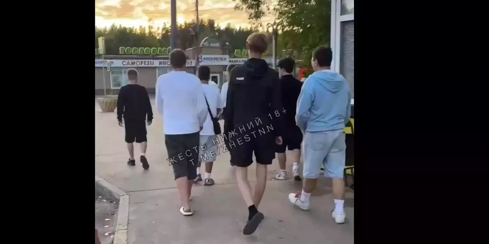 Спортики издеваются над девушками. Мужчина глумится. Мужчина глумится. Издевваются над ребёнком. Битва экстрасенсов экзорцизм.