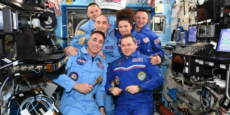 Космическая ракета при старте с поверхности земли движется. Какую нагрузку испытывает космонавт. Примеры перегрузки. Формулы перегрузки и невесомости. Какие перегрузки испытывают космонавты при взлете ракеты.