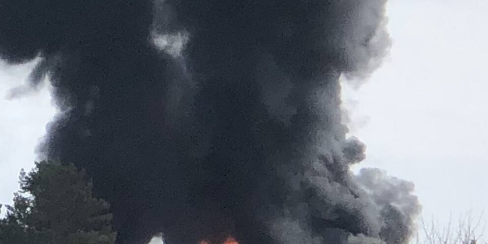 электрон движется в магнитном поле по окружности. перпендикулярно обоим полям влетает частица найти ускорение. пройдя ускоряющую разность потенциалов. магнитный поток через рамку. 10 мтл.