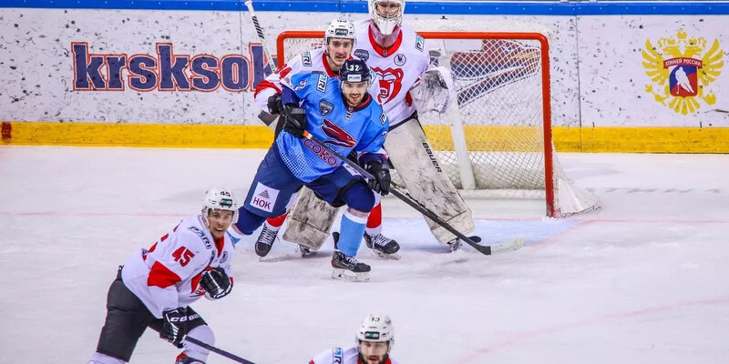 фото хоккеистов. сокол красноярск хоккей. сайт хоккейного клуба сокол красноярск. платинум арена красноярск сокол. сокол хоккей.