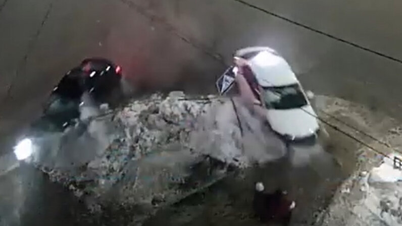 поцелуй в плечо. страсть удушение. страсть. покорная женщина. держит за волосы.