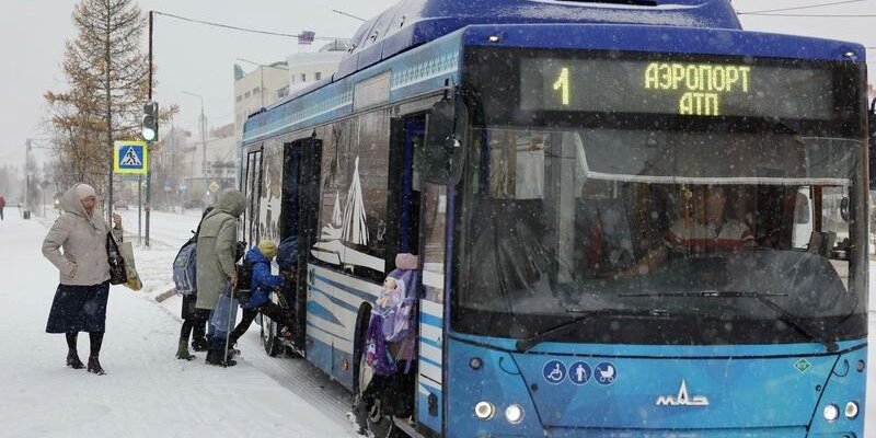 Сесть на автобус или в автобус