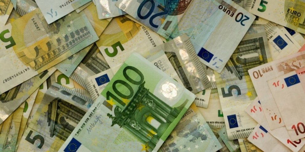 миллиард долларов. очень много пачек денег. паллета с деньгами. один миллион евро в рублях. один миллион евро в рублях.