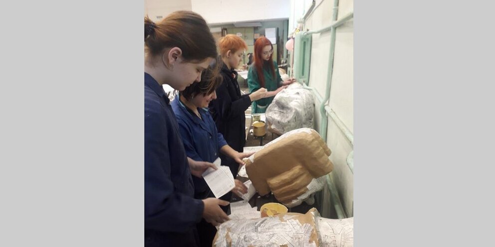 Профессии фото. Тонометр красный. Помогающие практики профессии. Помогающие практики профессии. Виды профессий.