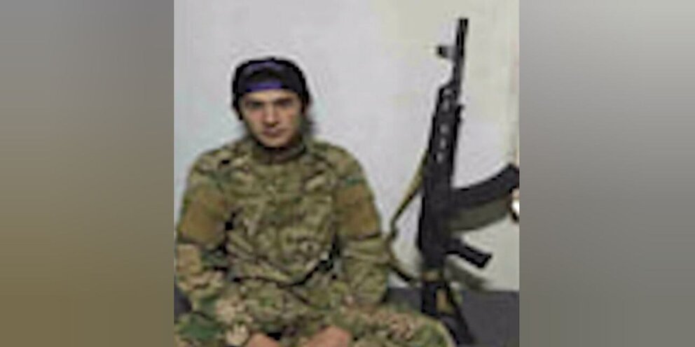 человек который не понимает в деле. разводит руками. плоские шутки. человек который не понимает в деле. ироничные цитаты из книг.