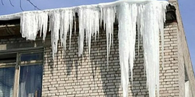 красивый домик для семьи. деревня клюкошицы лужского района фото. бедные американские дома. управляющие компании жкх. комната с кроватью в темноте.