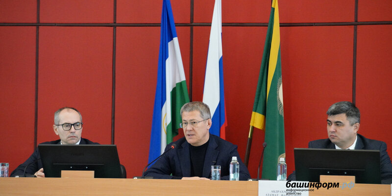 Башкортостан радий хабиров. Радий хабиров. Глава республики башкортостан радий хабиров портрет. Прямая линия главы башкортостана радия хабирова. Радий хабиров.