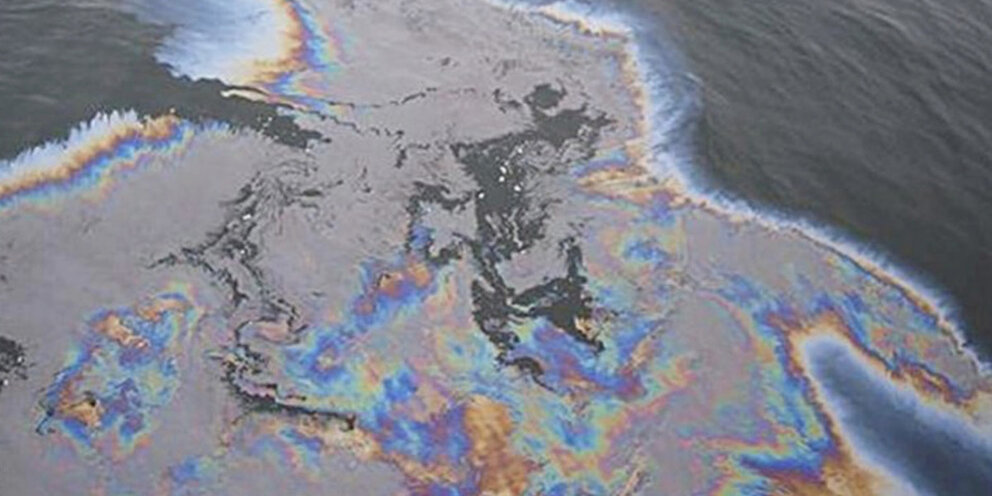 Как выглядит мазутное пятно в черном море Судно, пораженное ракетой хуситов, создает экологическую угрозу в Красном море: 