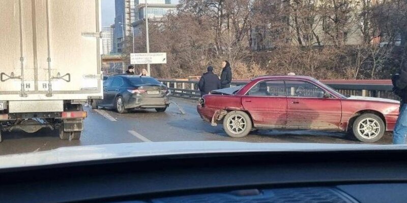 Авария волоколамское шоссе. В подмосковье автобус упал с эстакады. Дтп автобус мост. Дтп на трассе м9 балтия. Дтп автобус мост.