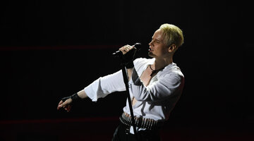 братья зажигаем. братья зажигаем. день молодежи плакат. близнецы в детском саду. человек с коктейлем молотова.