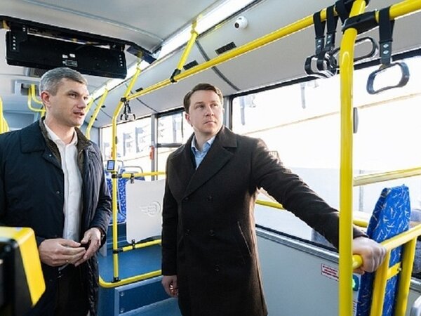 Как пользоваться стрелкой в автобусе. Преимущества автобуса. Приложить карту при выходе из автобуса. Прикладывает карту к турникету. Приложить карту при выходе из автобуса.