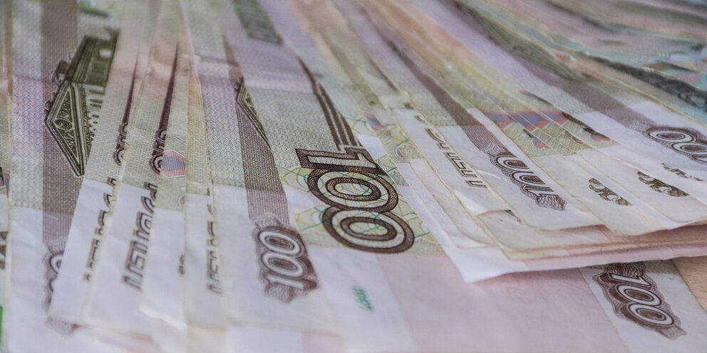 Страх денег. Установки про деньги негативные и позитивные. Установка на деньги богатство. Установка на богатство. Человек с деньгами в руках.