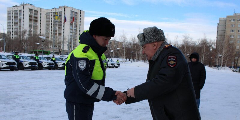 Следит за порядком на улице. Следит за порядком на улице. Китаец полицейский смешной. Патрулирование улиц. Ппс в ночное время.