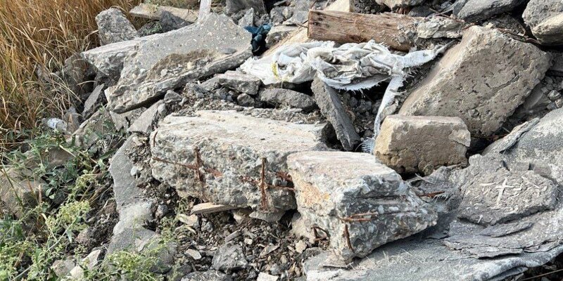 Дробление бизнеса фото. Крашер на перегружатель. Отходы бетона. Отход бетона. Тара для бетонных отходов.