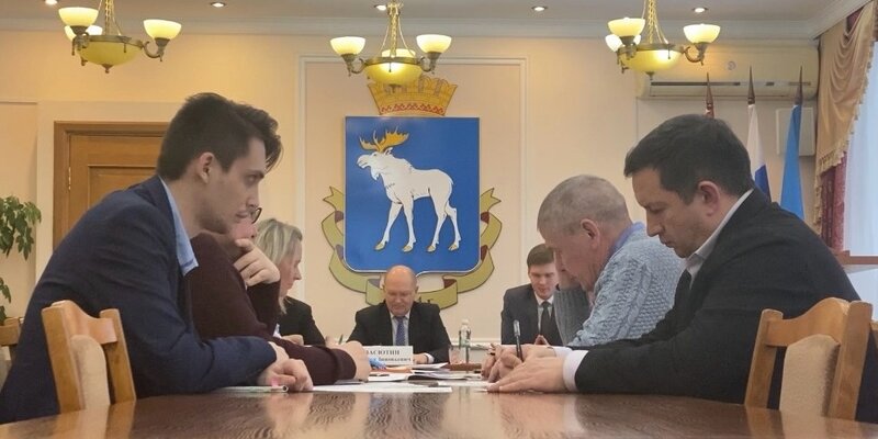 андрей белый "первое свидание". девушка в цветущем саду. первое свидание белый. силуэты за столиком. первое свидание белый.