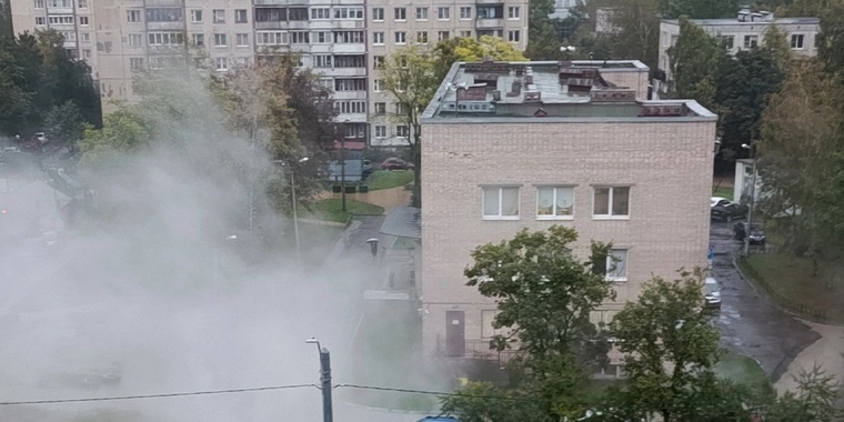 Прорыв трубы. Прорыв трубы на улице. Прорвало трубу на улице. Питер прорыв труб. Прорыв трубы фонтан.