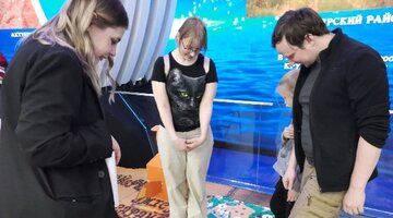 шумовые цилиндры монтессори. дети и природа. ребенок объект культуры. фото для презентации развитие ребенка 2-7 лет. дети изучают природу.