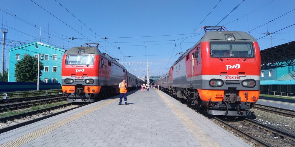 Омск петропавловск. Поезд Омск Петропавловск. Петропавловск Омск ЖД. Эт10у Омск.