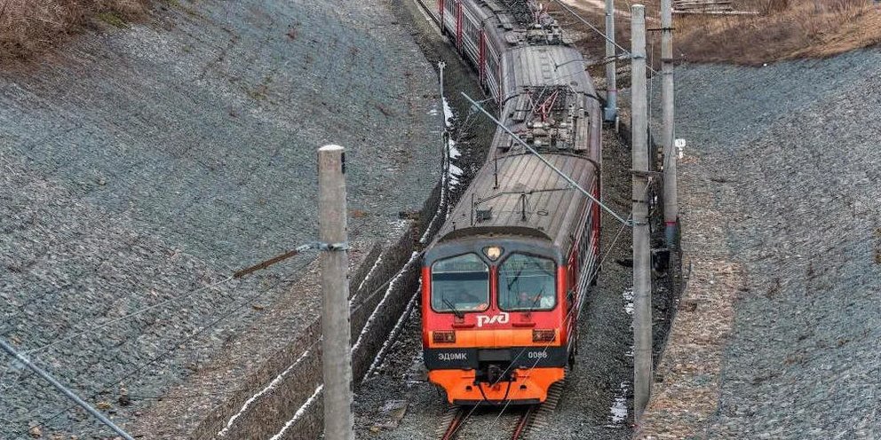 Жд поезд екатеринбург казань. Железная дорога. Железнодорожные пути. БЖД железная дорога. Проект железной дороги.