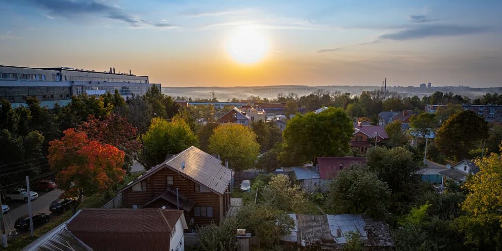 Атмосферное в туле. Тула Искра фото вчера. Град ночью. Пасмурное Майское утро фото.