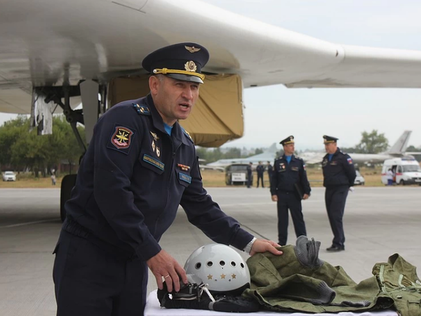 Пчела зам командующего. Агапов леонид сергеевич энгельс. Генерал майор пчела олег владимирович. Зам министра обороны вдв. Олег пчела генерал майор авиации.