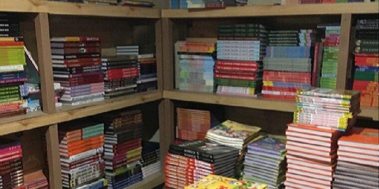Книжный магазин гараж. Мир книг Тверь. Библиотека Тверь книги. Гаражные книжные распродажи.