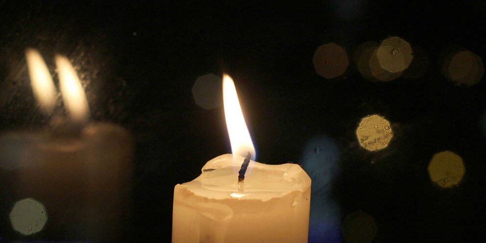 Клемма на свечку. Горело 7 свечей. 5 свечей горят. Остались свечи. Горели 5 свечей две погасли сколько свечей осталось.