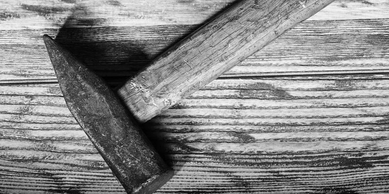 Baza: в Москве уборщица разнесла молотком окна пиццерии | Дзен