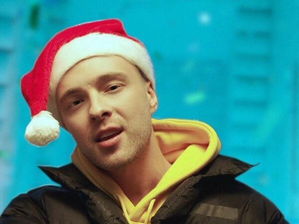 Через 6 рукопожатий. Бывший вернулся на новый год. Елка губернатора. Елка к новому году. Мужчина с елкой.