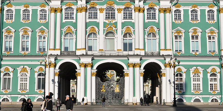 Эрмитаж работники. Эрмитаж Санкт-Петербург охрана. Сотрудники Эрмитажа.