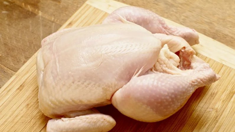 Сколько размораживается курица. Курица размораживается арт. Сколько размораживается курица. Домашняя курица в духовке. Быстрые разморозки курицы.