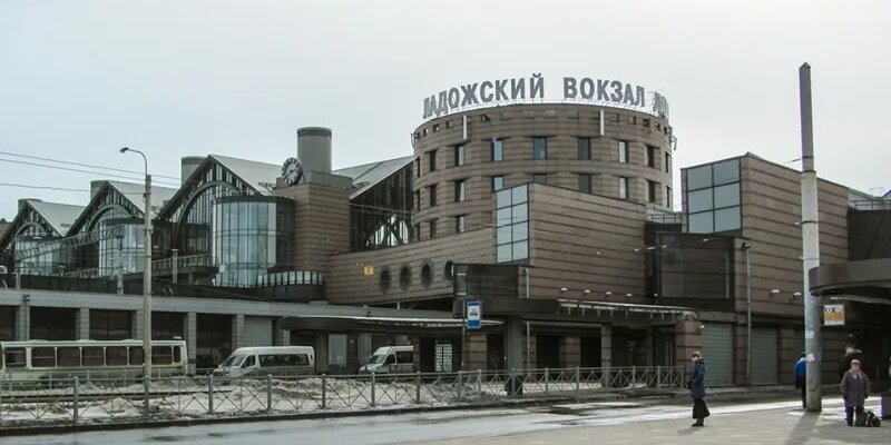Автовокзал ладожский вокзал. Ладожский вокзал, Санкт-Петербург, Заневский проспект. Санкт-Петербург Заневский проспект 73 Ладожский вокзал. Ладожский вокзал в Красногвардейском районе. Привокзальная площадь Ладожского вокзала.