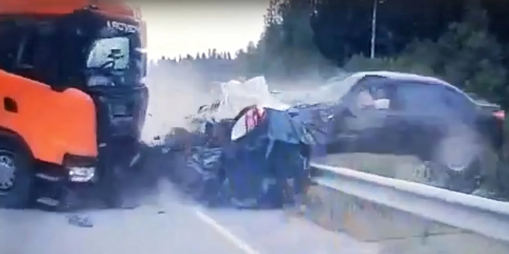 Дтп пермь екатеринбург сегодня с фурой фото Появилось видео ДТП с фурой в Пермском крае, где погибли четыре человека: Яндекс