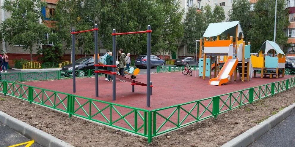 Аллея чернобыльцев липецк. Благоустроенная 18. Благоустроенные дворы москва. Цветной дом в парке лосиноостровский. Благоустройство территории школы.