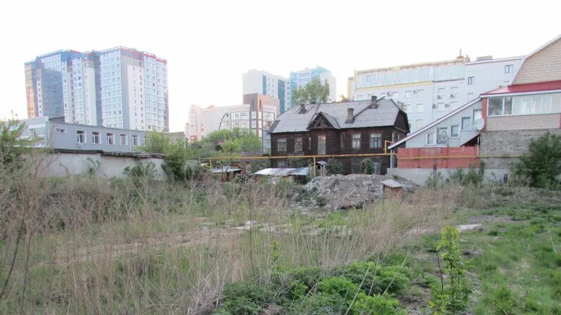 Дача интернациональная ул 6 фото Известная строительная компания купила заброшенный участок в центре Барнаула за 