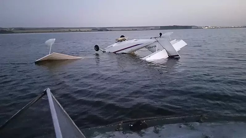 На средней скамейке лодки находившейся в покое сидели два человека