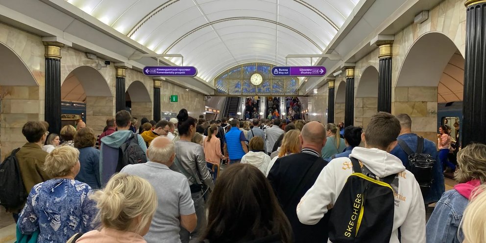 Спб закрылся. Адмиралтейская метро. Станция метро Адмиралтейская. Адмиралтейская метро СПБ. Люди в метро.