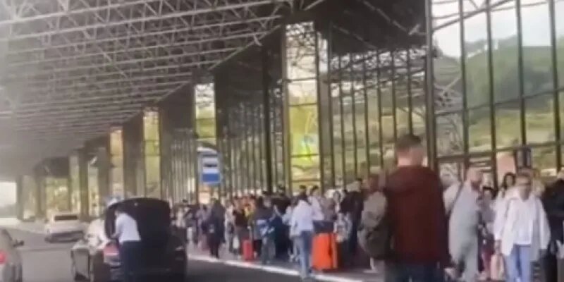 Туристы в аэропорту. Очередь в аэропорту. Аэропорт сочи сейчас. Аэропорт сочи внутри. Очередь в аэропорту.