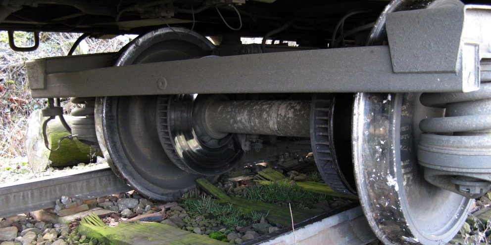 Сход колесной пары. Колесо жд вагона. Колесная пара на рельсах. Вагон на колесах. Излом тележки вагона.